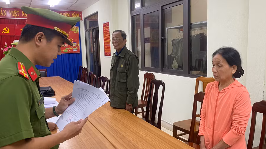 Cơ quan Công an tống đạt quyết định khởi tố bị can. Ảnh: Công an Đà Nẵng. 