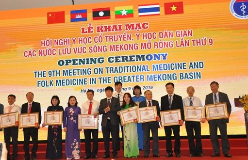 Bộ Y tế trao giải thưởng cho các cá nhân.