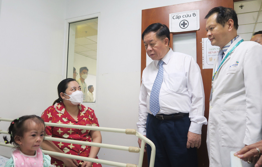 Trưởng Ban Tuyên giáo Trung ương thăm hỏi bệnh nhân đang điều trị tại Bệnh viện Nhi đồng TPHCM. Ảnh: H.H.