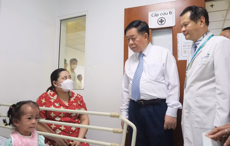 Trưởng Ban Tuyên giáo Trung ương thăm hỏi bệnh nhân đang điều trị tại Bệnh viện Nhi đồng TPHCM. Ảnh: H.H. Trưởng Ban Tuyên giáo Trung ương thăm hỏi bệnh nhân đang điều trị tại Bệnh viện Nhi đồng TPHCM. Ảnh: H.H.