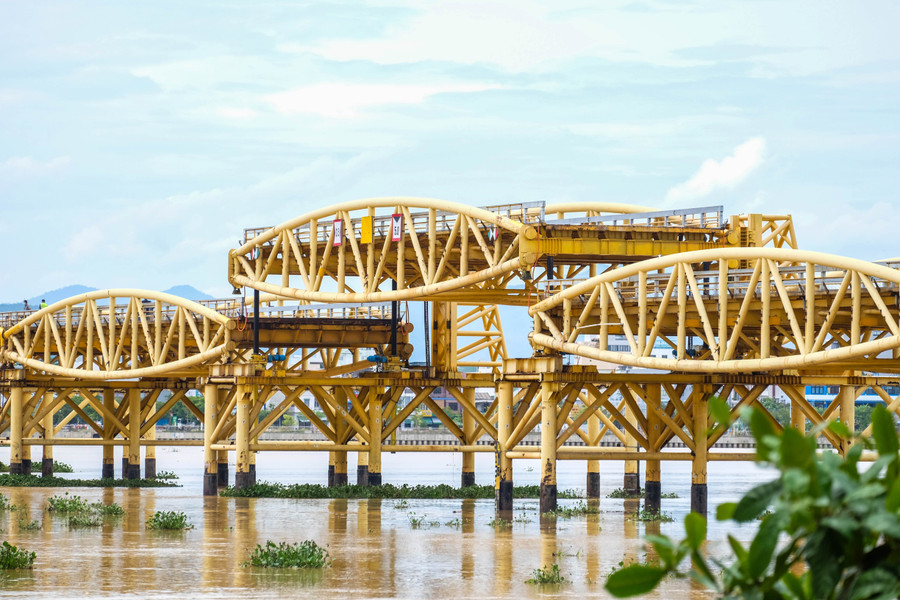 Cầu Nguyễn Văn Trỗi được nâng lên để các tàu vận chuyển khách du lịch có thể đi lại trên sông Hàn.