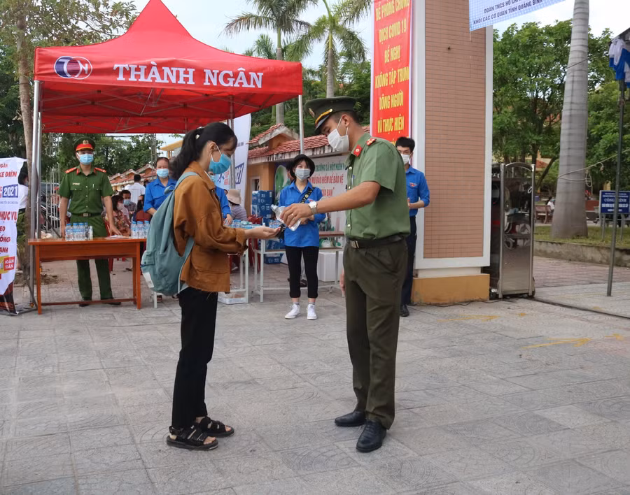 Thí sinh rửa tay sát khuẩn bằng dung dịch cồn trước khi bước vào trường thi