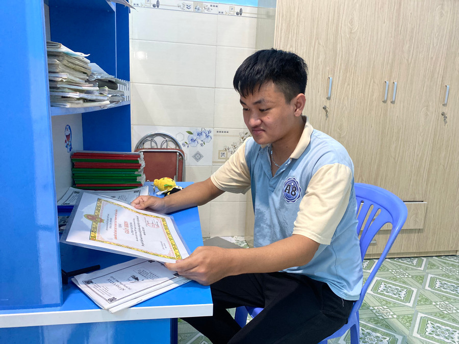 Em Phan Văn Trường - học sinh lớp 12/8, Trường THPT Nguyễn Trãi là thủ khoa khối A của Đà Nẵng và á khoa khối A của cả nước. Ảnh: Hoàng Vinh. 