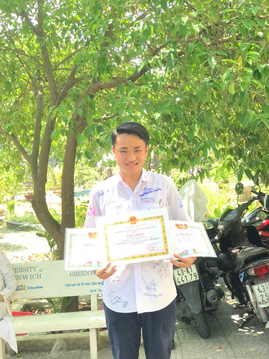 Trường bên giấy khen của mình trong năm học lớp 12. Ảnh: NVCC. Trường bên giấy khen của mình trong năm học lớp 12. Ảnh: NVCC.