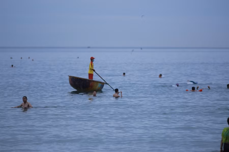 Người dân tắm biển vào sáng sớm.