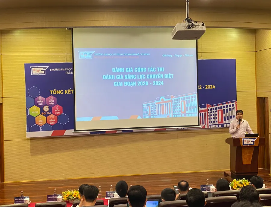 Thạc sĩ Nguyễn Ngọc Trung, Phó hiệu trưởng Trường Đại học Sư phạm TPHCM trình bày báo cáo tổng kết về kỳ thi đánh giá năng lực chuyên biệt giai đoạn 2020-2024. (Ảnh: Cẩm Anh)