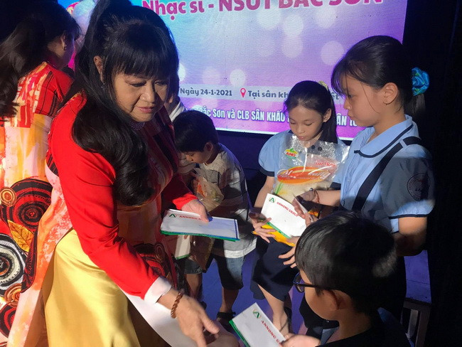 Ca sĩ Hạ Châu trao học bổng mang tên cha của mình - nhạc sĩ Bắc Sơn- cho học sinh hiếu học là con em nghệ sĩ nghèo, có hoàn cảnh khó khăn.