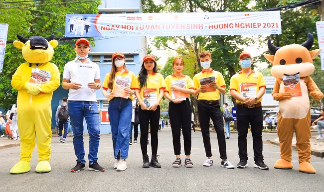 Đội hình tư vấn viên của Phân hiệu Học viện Kỹ thuật mật mã tại TPHCM tham gia tại ngày hội