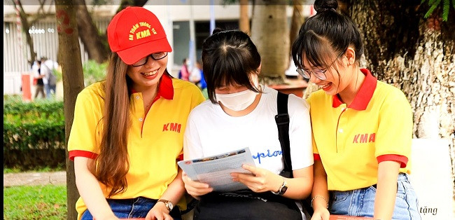 Học sinh tìm hiểu thông tin tuyển sinh của Phân hiệu Học viện Kỹ thuật mật mã tại TPHCM.