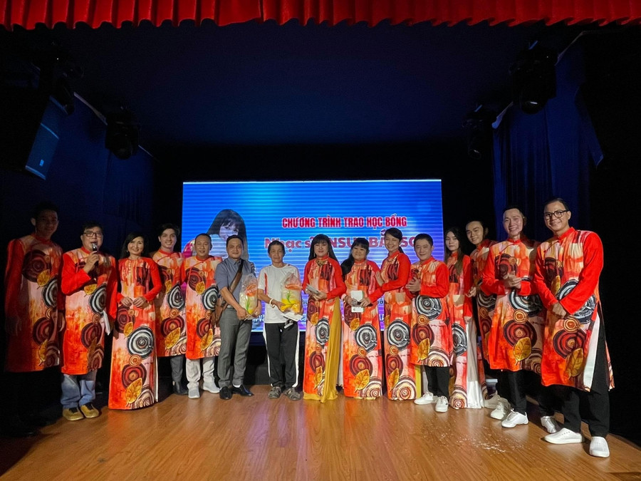 Các nghệ sĩ đoàn văn nghệ "Tình ca Bắc Sơn" trao số tiền học bổng và quà cho đại diện các nghệ sĩ Các nghệ sĩ đoàn văn nghệ "Tình ca Bắc Sơn" trao số tiền học bổng và quà cho đại diện các nghệ sĩ