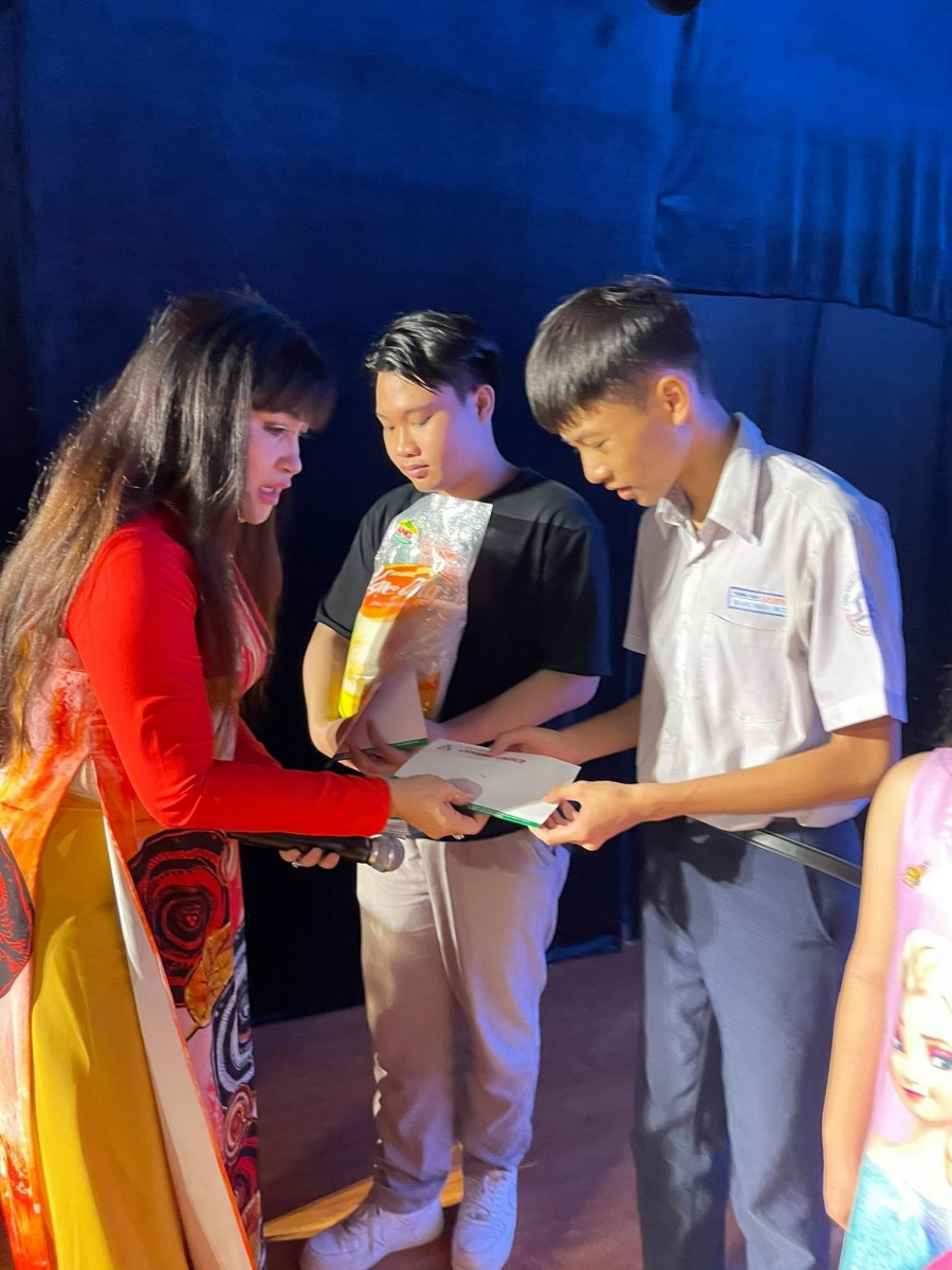 Ca sĩ Bích Thủy - con gái thứ 9 của nhạc sĩ - NSƯT Bắc Sơn trao học bổng cho con em nghệ sĩ- công nhân sân khấu. Ca sĩ Bích Thủy - con gái thứ 9 của nhạc sĩ - NSƯT Bắc Sơn trao học bổng cho con em nghệ sĩ- công nhân sân khấu.
