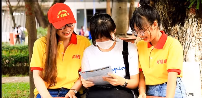 Học sinh tìm hiểu thông tin tuyển sinh của Phân hiệu Học viện Kỹ thuật mật mã tại TPHCM.