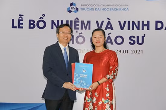 Tân PGS Nguyễn Thị Thúy Hằng nhận quyết định bổ nhiệm do PGS.TS Mai Thanh Phong -Hiệu trưởng Nhà trường trao