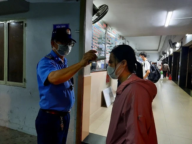 Hành khách đi xe tại bến xe miền Tây phải đeo khẩu trang, sát khuẩn và đo thân nhiệt và khai báo y tế.