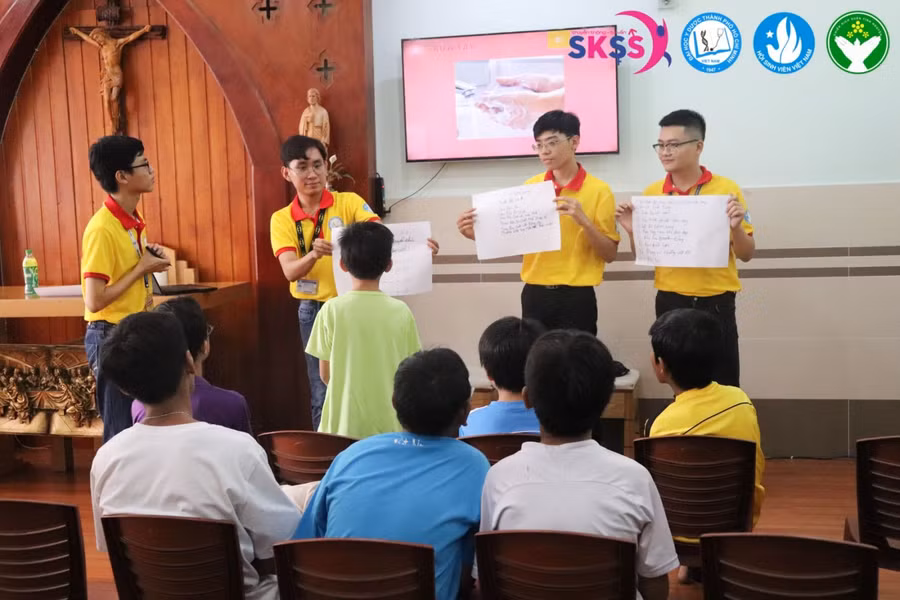 Đội hình Chuyên Sức khỏe sinh sản đã đến Mái ấm Mai Tâm TP.Thủ Đức hướng dẫn kiến thức về vệ sinh cá nhân cho các em từ 12- 16 tuổi.