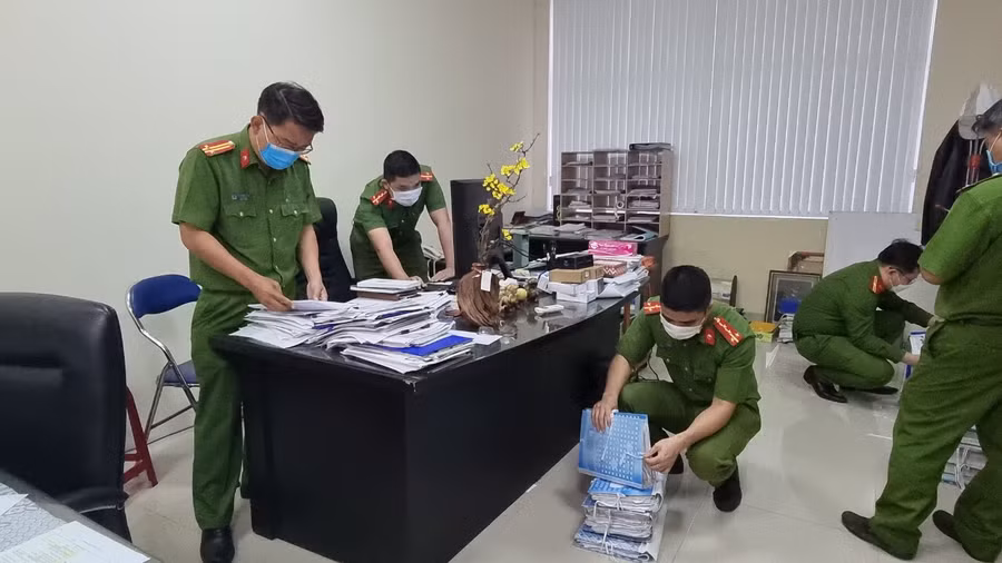 Công an khám xét nơi làm việc của ông Trung.