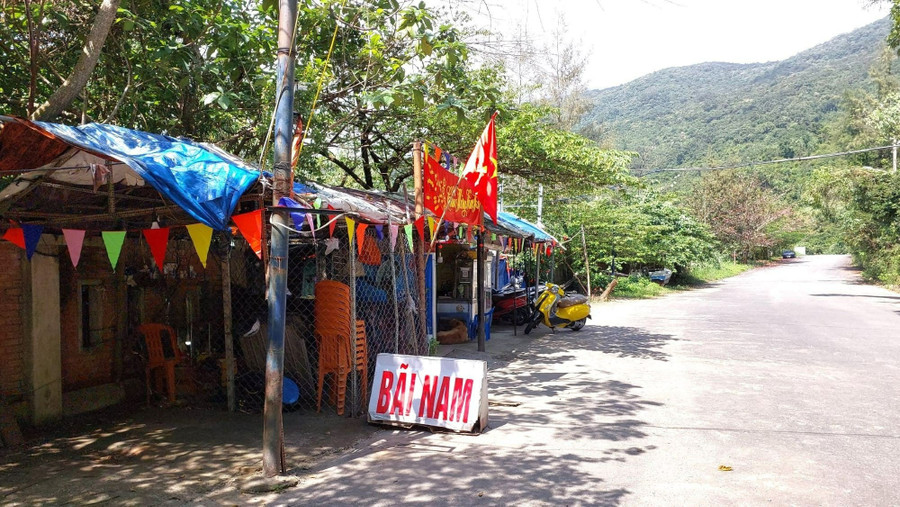 Các công trình trái phép ở bán đảo Sơn Trà. Ảnh: Châu Thư. 