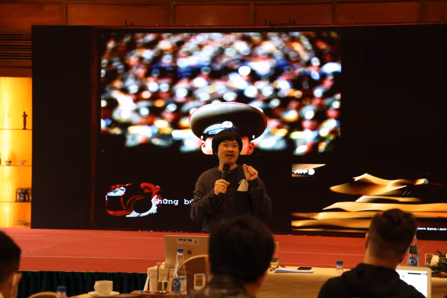 Thạc sĩ Nguyễn Trọng Chính – Phó Tổng biên tập Báo Ảnh Việt Nam, Thông tấn xã Việt Nam, chia sẻ tại buổi tập huấn.