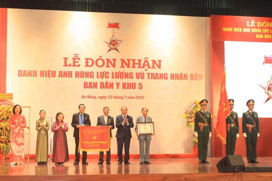 Chủ tịch nước Nguyễn Xuân Phúc đến dự lễ và trao danh hiệu Anh hùng lực lượng vũ trang nhân dân cho Ban Dân y Khu 5.