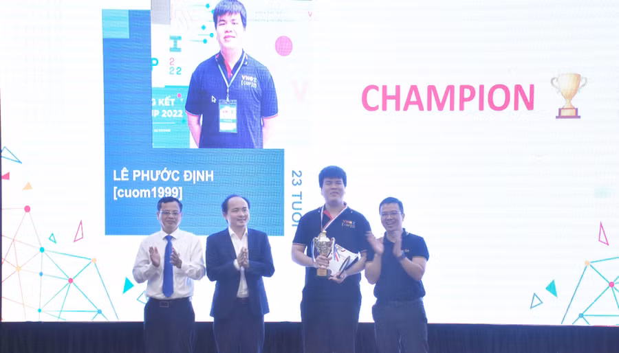 Ban tổ chức trao cup vô địch cho thí sinh đạt giải nhất tại vòng Chung kết VNOI CUP.