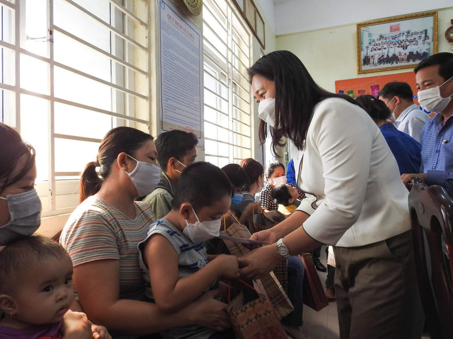 Bà Cao Thị Huyền Trân - Phó Chủ tịch HĐND TP Đà Nẵng tặng quà cho các em nhỏ. Bà Cao Thị Huyền Trân - Phó Chủ tịch HĐND TP Đà Nẵng tặng quà cho các em nhỏ.