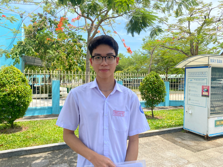 Thí sinh Võ Lê An Phúc sau khi hoàn thành bài thi tổ hợp Khoa học tự nhiên. Thí sinh Võ Lê An Phúc sau khi hoàn thành bài thi tổ hợp Khoa học tự nhiên.