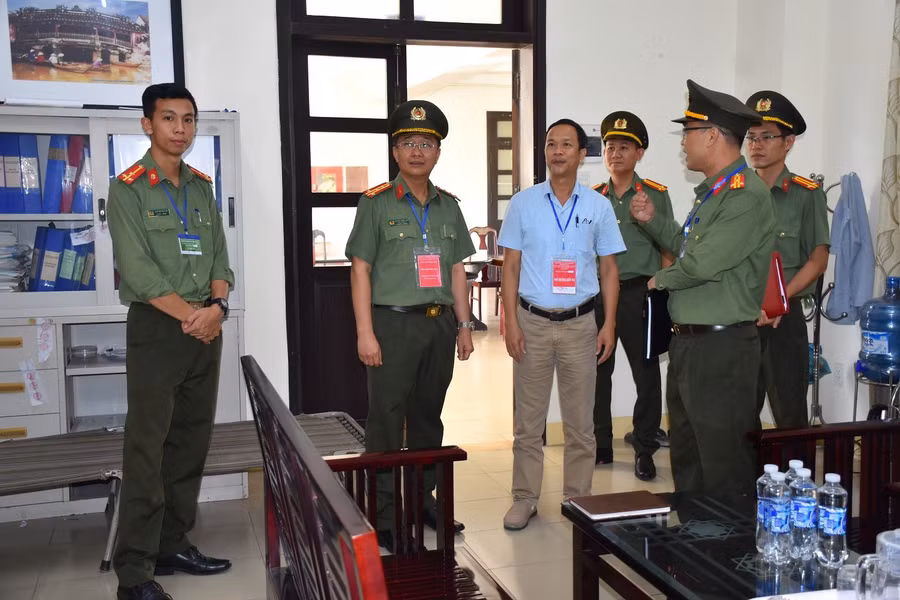 Đại tá Nguyễn Thành Long (thứ 2, trái sang) - Phó Giám đốc Công an tỉnh Quảng Nam kiểm tra công tác đảm bảo an ninh trong quá trình Kỳ thi tốt nghiệp THPT năm 2024.