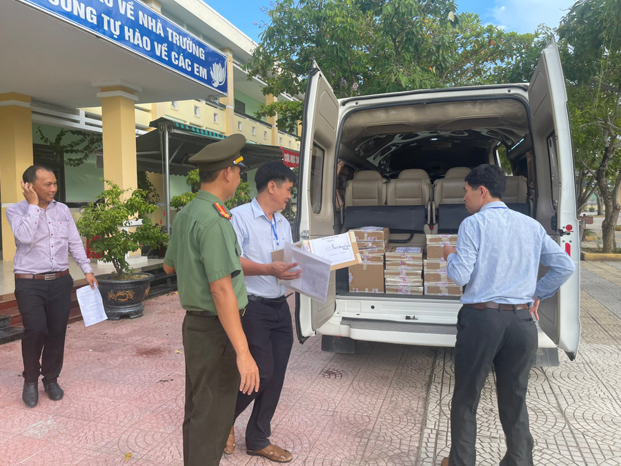 Quá trình vận chuyển bài thi của thí sinh về Hội đồng chấm thi dưới sự giám sát của công an. Quá trình vận chuyển bài thi của thí sinh về Hội đồng chấm thi dưới sự giám sát của công an.