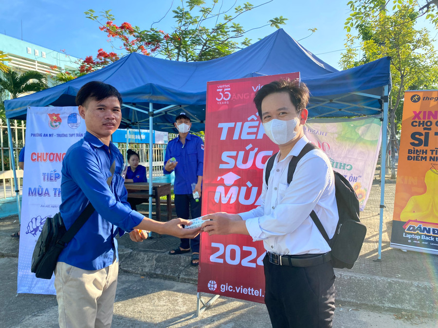 Đoàn viên thanh niên tặng sữa và nước uống cho các thí sinh. Đoàn viên thanh niên tặng sữa và nước uống cho các thí sinh.
