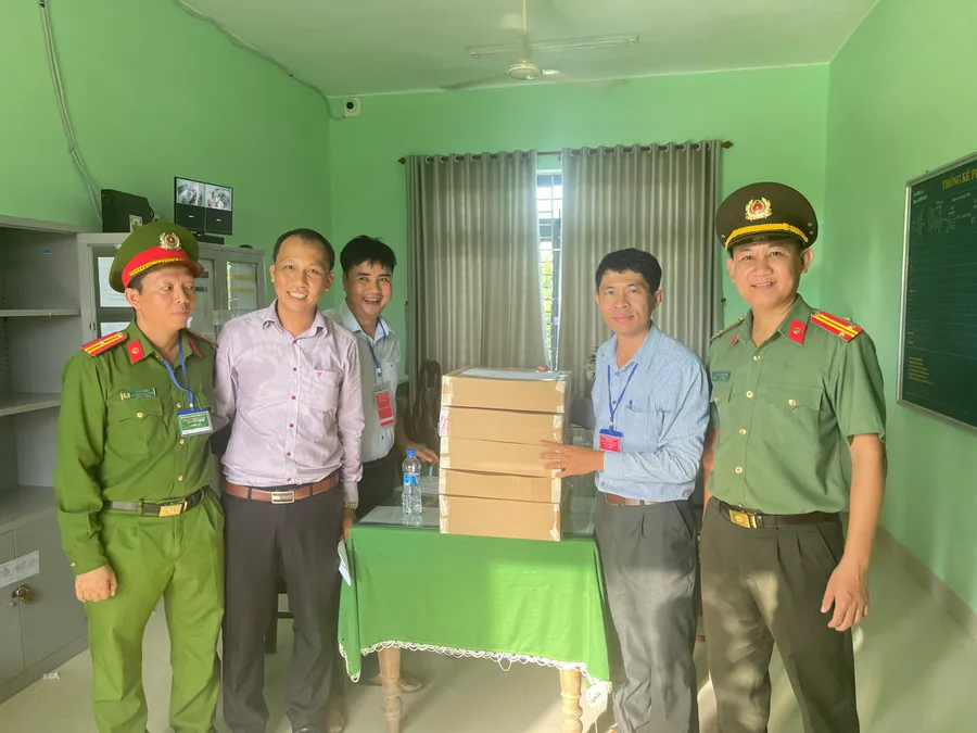 Quá trình niêm phong và vận chuyển bài thi có sự giám sát chặt chẽ của lực lượng Công an tỉnh Quảng Nam. 