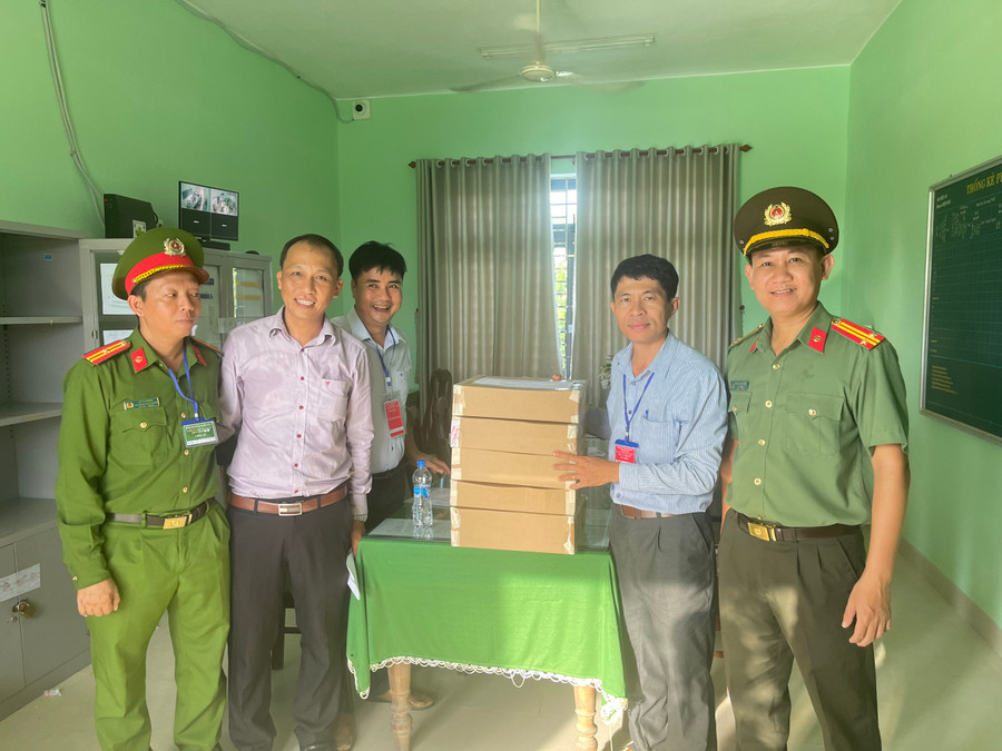 Quá trình niêm phong và vận chuyển bài thi có sự giám sát chặt chẽ của lực lượng Công an tỉnh Quảng Nam. 