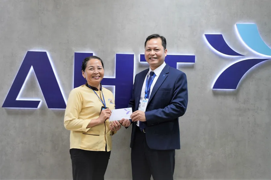 Lãnh đạo Công ty Cổ phần Đầu tư khai thác Nhà ga quốc tế Đà Nẵng khen thưởng bà Hường.