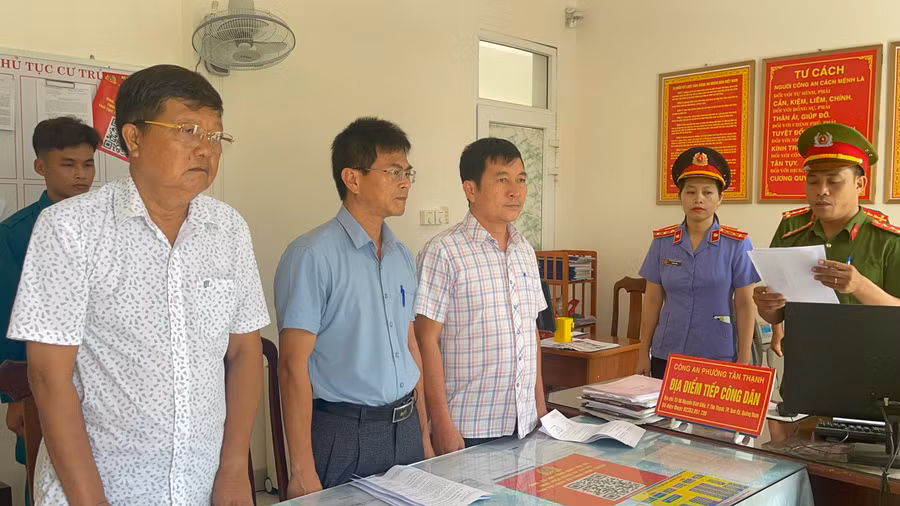 Cơ quan CSĐT Công an tỉnh Quảng Nam tống đạt quyết định khởi tố vụ án vụ án hình sự, khởi tố bị can và thi hành lệnh bắt bị can để tạm giam 3 bị can. Ảnh: Công an