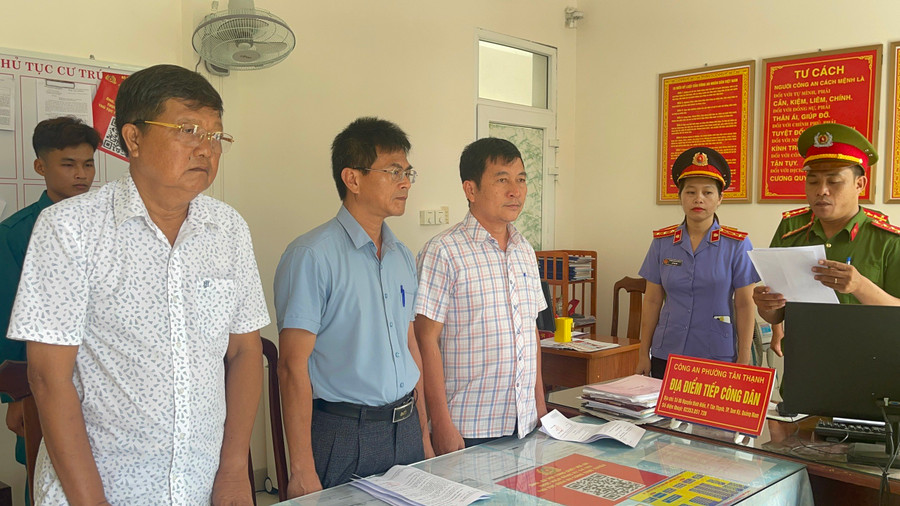 Cơ quan CSĐT Công an tỉnh Quảng Nam tống đạt quyết định khởi tố vụ án vụ án hình sự, khởi tố bị can và thi hành lệnh bắt bị can để tạm giam 3 bị can. Ảnh: Công an