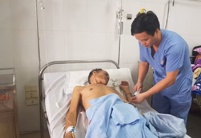 Cứu sống bệnh nhân người Lào bị tràn dịch mủ màng phổi 
