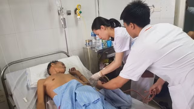 Bệnh nhân người Lào được chăm sóc tận tình.