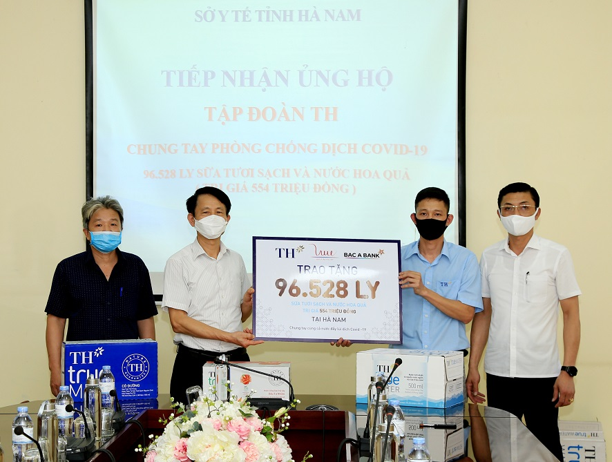 Đại diện Tập đoàn TH trao tặng đồ uống tốt cho sức khỏe đến lãnh đạo Sở Y tế tỉnh Hà Nam Đại diện Tập đoàn TH trao tặng đồ uống tốt cho sức khỏe đến lãnh đạo Sở Y tế tỉnh Hà Nam