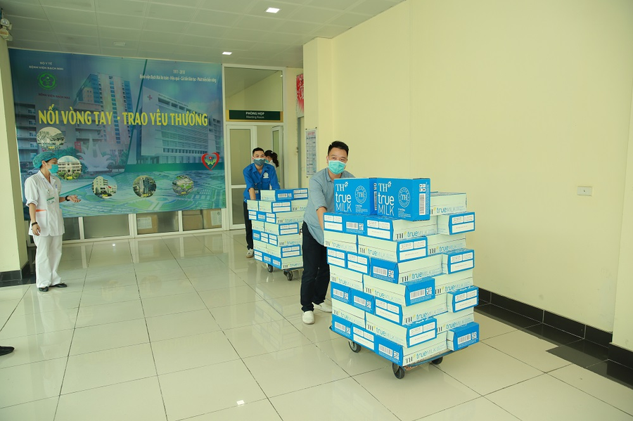 Năm 2020, đồng hành chống dịch cùng lực lượng tuyến đầu, Tập đoàn TH đã tặng sữa đến đội ngũ y bác sỹ ở Bệnh viện Bạch Mai (Hà Nội). Năm 2020, đồng hành chống dịch cùng lực lượng tuyến đầu, Tập đoàn TH đã tặng sữa đến đội ngũ y bác sỹ ở Bệnh viện Bạch Mai (Hà Nội).