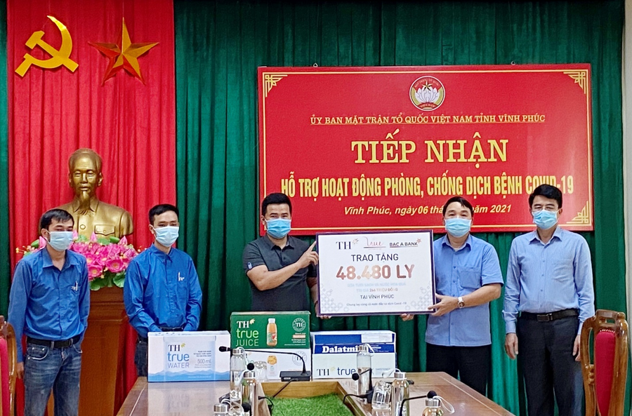 Chiều cùng ngày 6/5, TH thực hiện trao tặng sản phẩm đồ uống lành mạnh đến Ủy ban mặt trận Tổ quốc Việt Nam tỉnh Vĩnh Phúc. Chiều cùng ngày 6/5, TH thực hiện trao tặng sản phẩm đồ uống lành mạnh đến Ủy ban mặt trận Tổ quốc Việt Nam tỉnh Vĩnh Phúc.