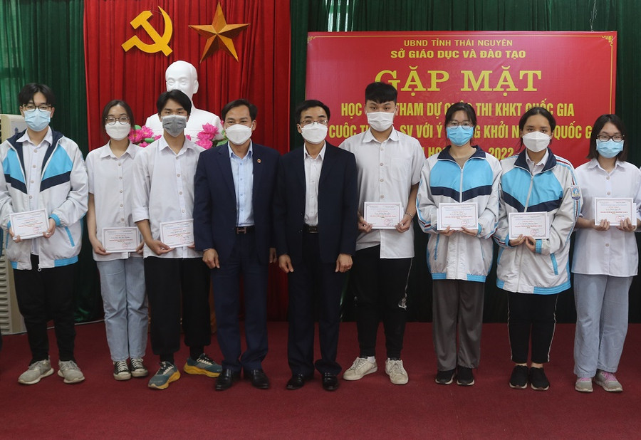 Lãnh đạo Sở GD&ĐT Thái Nguyên động viên đội tuyển học sinh dự thi Khoa học kỹ thuật và Ý tưởng khởi nghiệp cấp Quốc gia 
