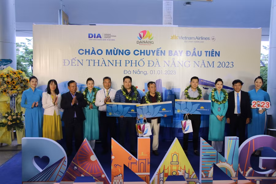 Chào đón những vị khách đầu tiên đến với thành phố trong năm 2023 qua đường hàng không.
