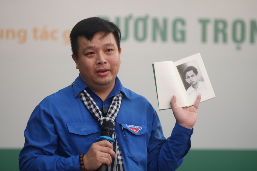 Tác giả Dương Trọng Phúc chia sẻ chân dung của anh hùng Lý Tự Trọng trong tác phẩm của mình. Ảnh: QM. Tác giả Dương Trọng Phúc chia sẻ chân dung của anh hùng Lý Tự Trọng trong tác phẩm của mình. Ảnh: QM.