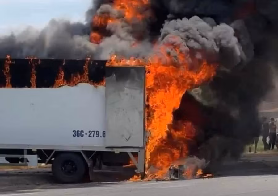 Chiếc xe bốc cháy dữ dội. Ảnh: Công an