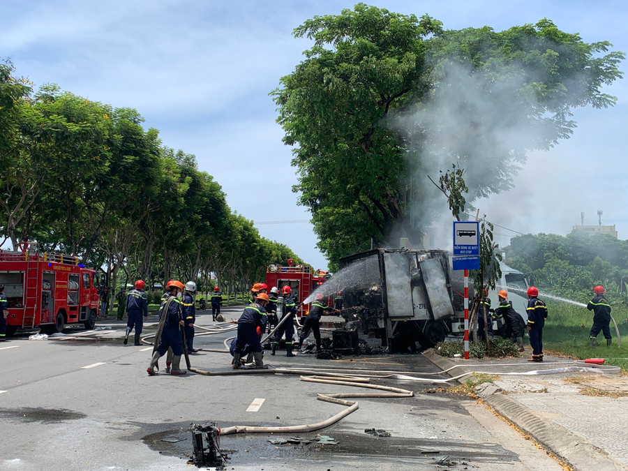 Lực lượng cảnh sát phòng cháy phun nước dập lửa. Ảnh: Công an