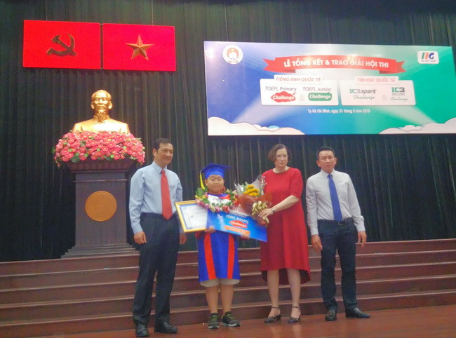 Đại diện Lãnh đạo Sở GD&ĐT TPHCM và đại diện Ban tổ chức cuộc thi trao Bằng khen và Huy chương Vàng cho em Hồ Việt Minh- học sinh lớp 5, Trường Dân lập Quốc tế Việt Úc, Quận 10, TP. HCM đã xuất sắc đạt đồng giải Nhất Quốc gia Cuộc thi TOEFL Primary Challenge dành cho học sinh cấp tiểu học. Đại diện Lãnh đạo Sở GD&ĐT TPHCM và đại diện Ban tổ chức cuộc thi trao Bằng khen và Huy chương Vàng cho em Hồ Việt Minh- học sinh lớp 5, Trường Dân lập Quốc tế Việt Úc, Quận 10, TP. HCM đã xuất sắc đạt đồng giải Nhất Quốc gia Cuộc thi TOEFL Primary Challenge dành cho học sinh cấp tiểu học.