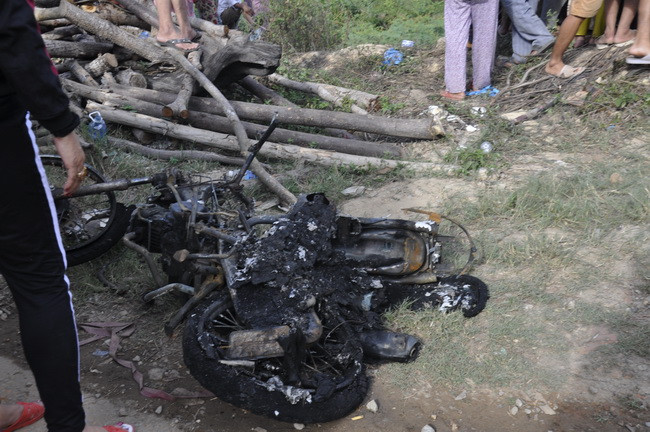 Chiếc xe máy cháy rụi dưới gầm bánh xe Chiếc xe máy cháy rụi dưới gầm bánh xe