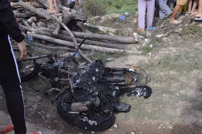 Chiếc xe máy cháy rụi dưới gầm bánh xe