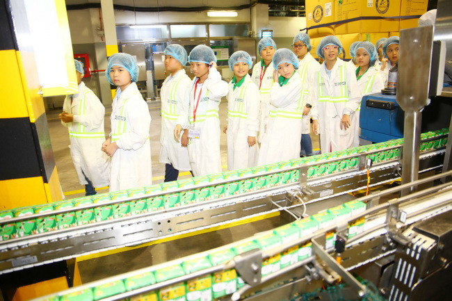Học sinh Trường Tiểu học Vinschool Central Park, tham quan nhà máy Nestlé Bình An. Học sinh Trường Tiểu học Vinschool Central Park, tham quan nhà máy Nestlé Bình An.