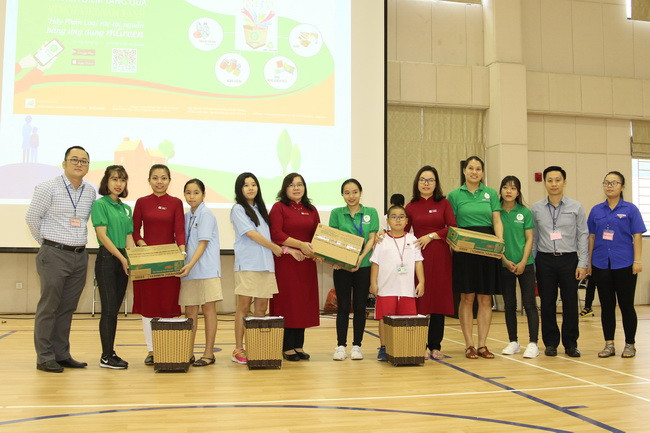 Đại diện Ban tổ chức chương trình trao tượng trưng mỗi lớp học một sọt để đựng rác tái chế (Giấy, nhựa, nilon, kim loại) và thẻ tích điểm phân loại rác mGreen cùng nhiều phần quà để khuyến khích phân loại rác tại nguồn. Đại diện Ban tổ chức chương trình trao tượng trưng mỗi lớp học một sọt để đựng rác tái chế (Giấy, nhựa, nilon, kim loại) và thẻ tích điểm phân loại rác mGreen cùng nhiều phần quà để khuyến khích phân loại rác tại nguồn.