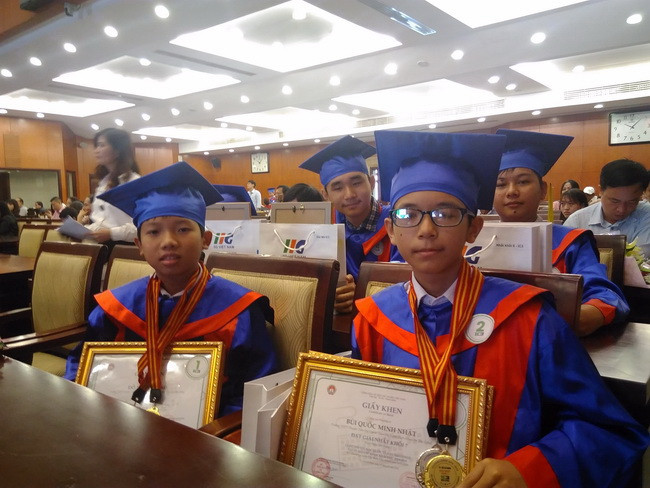 Các thí sinh xuất sắc vui mừng nhận được giải Nhất và giải Nhì cuộc thi Tin học khối THCS. Các thí sinh xuất sắc vui mừng nhận được giải Nhất và giải Nhì cuộc thi Tin học khối THCS.